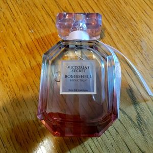 Victoria's Secret Bombshell Seduction Eau de Parfum 3.4oz 80$ off the shelf